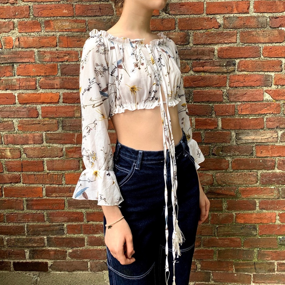Adorable ruffled puff sleeve nature print crop top